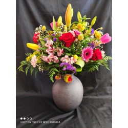 ramo de flores variado perfecto para regalar o alegrar cualquier rincón de casa.
