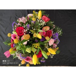 ramo de flores variado perfecto para regalar o alegrar cualquier rincón de casa.