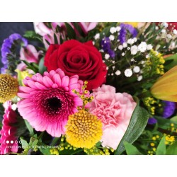 ramo de flores variado perfecto para regalar o alegrar cualquier rincón de casa.