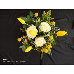 Ramo de rosas blancas y tulipanes amarillos ​​🌹​🤍