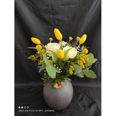 Ramo de rosas blancas y tulipanes amarillos ​​🌹​🤍