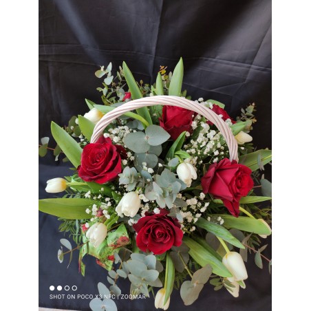 💐​🌹Cesta de rosas y tulipanes
