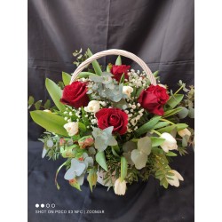 💐​🌹Cesta de rosas y tulipanes