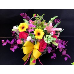 cesta de flores variadas con mucho color