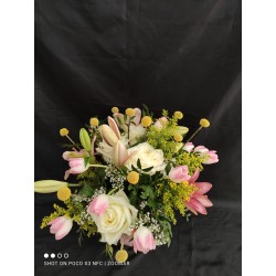 ramo de flores variadas.