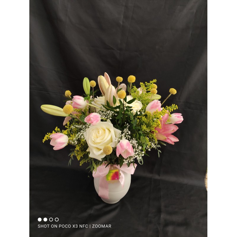 ramo de flores variadas.