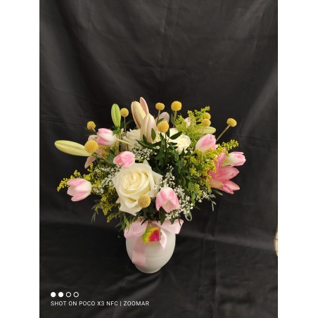 ramo de flores variadas.