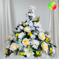10.	Arreglo floral artificial de larga duración para cementerio con combinación de flores blancas y amarillas