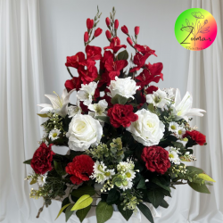 2.	Arreglo floral artificial con lirios blancos y claveles rojos, especial para homenaje en cementerio