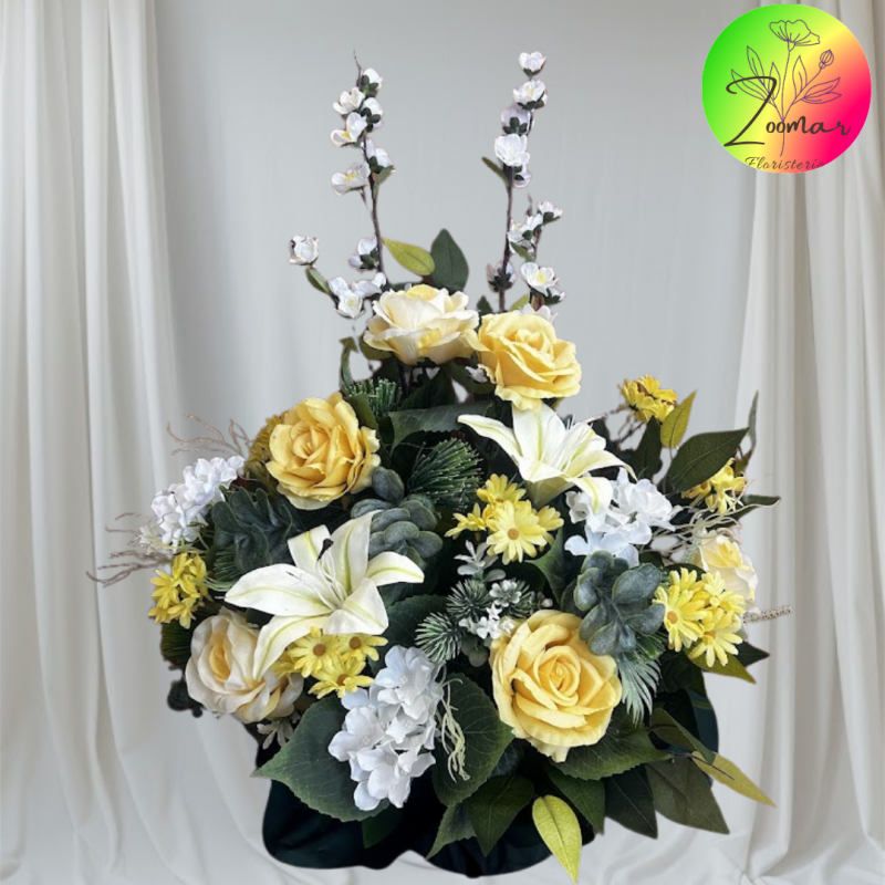 6.	Centro funerario de flores artificiales en tonos crema y amarillo, elegante y resistente