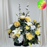 6.	Centro funerario de flores artificiales en tonos crema y amarillo, elegante y resistente