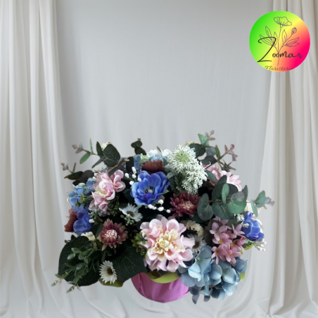 centro de flores para fosa en tonos azules y rosas