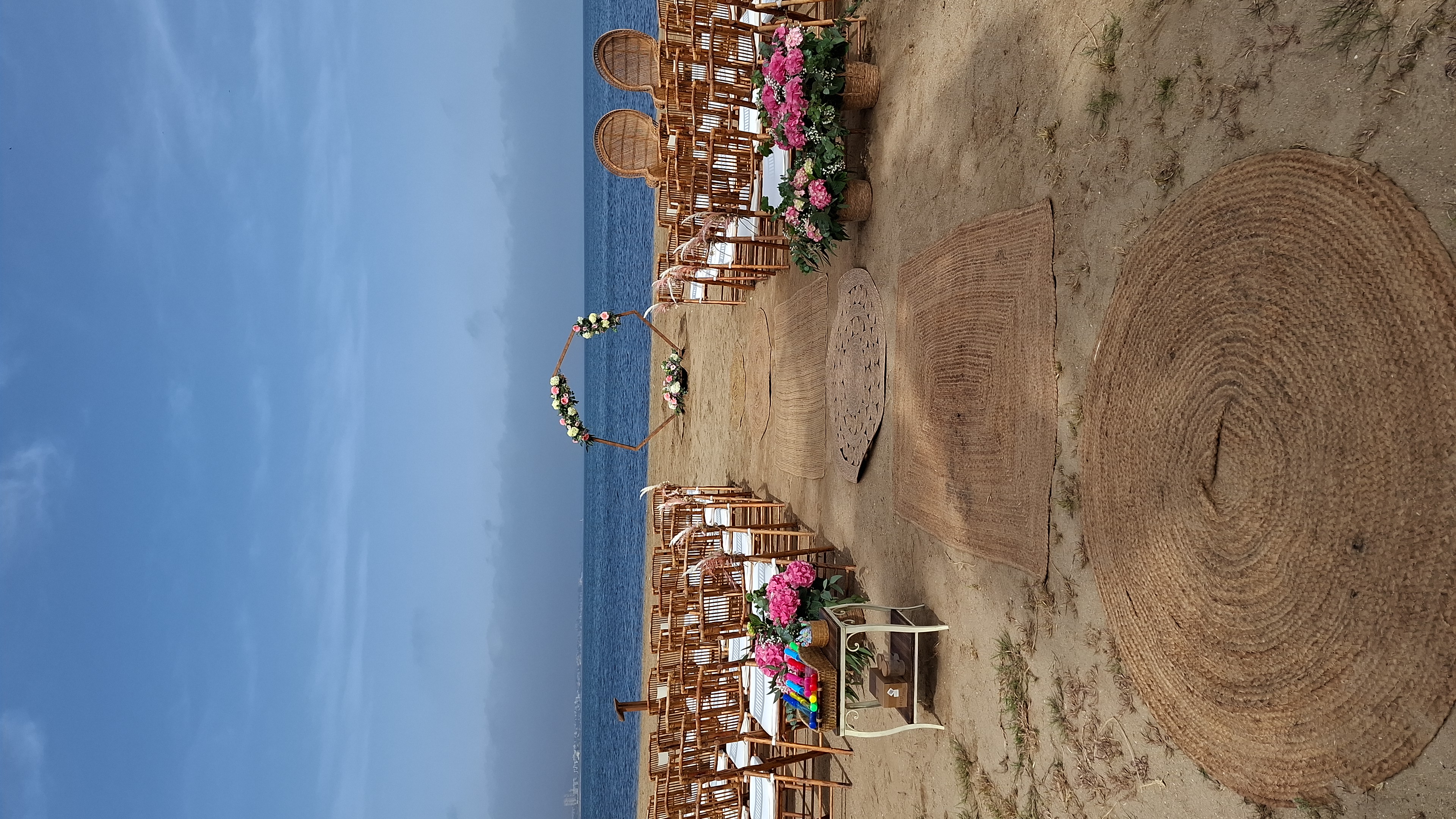 Boda civil con arco nupcial y pasillo decorado